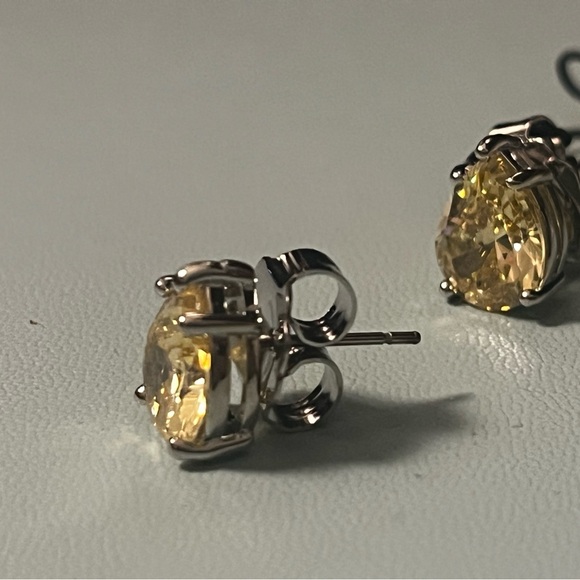 Elegant Silver Earrings with Yellow Gemstones - Picture 3 of 12